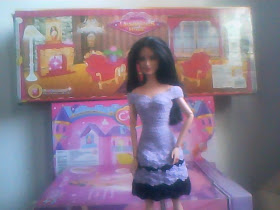 Barbie com Casaco de crochê preto, customizado com correntes e pedrarias