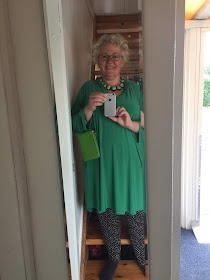 Kaffesoester in new green tunic with new green purse