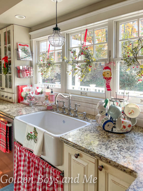 Christmas decor in kitchen - www.goldenboysandme.com