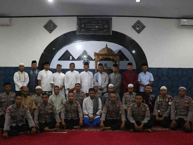 Akhmad Wiyagus Laksanakan Sholat Subuh di Masjid At Taqwa Tantui