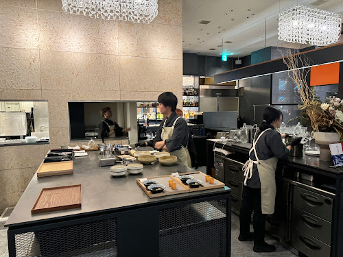 Restaurant L'Argent ラルジャン [Tokyo, JAPAN] - Amazing contemporary French Michelin star restaurant near Akasaka bar counter table setting