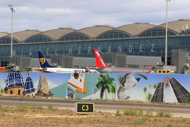 El aeropuerto de Alicante-Elche estrena un mural en su campo de vuelo