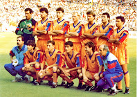 F. C. BARCELONA - Barcelona, España - Temporada 1991-92 - Zubizarreta, Nando, Julio Salinas, Koeman, Michael Laudrup, Stoichkov y Eusebio; Corbella (utillero), Bakero, Ferrer, Guardiola, Juan Carlos y Ángel Mur (masajista) - BARCELONA 1 (Koeman), SAMPDORIA 0 - 20/05/1992 - Copa de Europa, Final - Londres (Inglaterra), estadio de Wembley - EL BARCELONA, entrenado por Johann Cruyff, SE PROCLAMA CAMPEÓN DE EUROPA POR 1ª VEZ