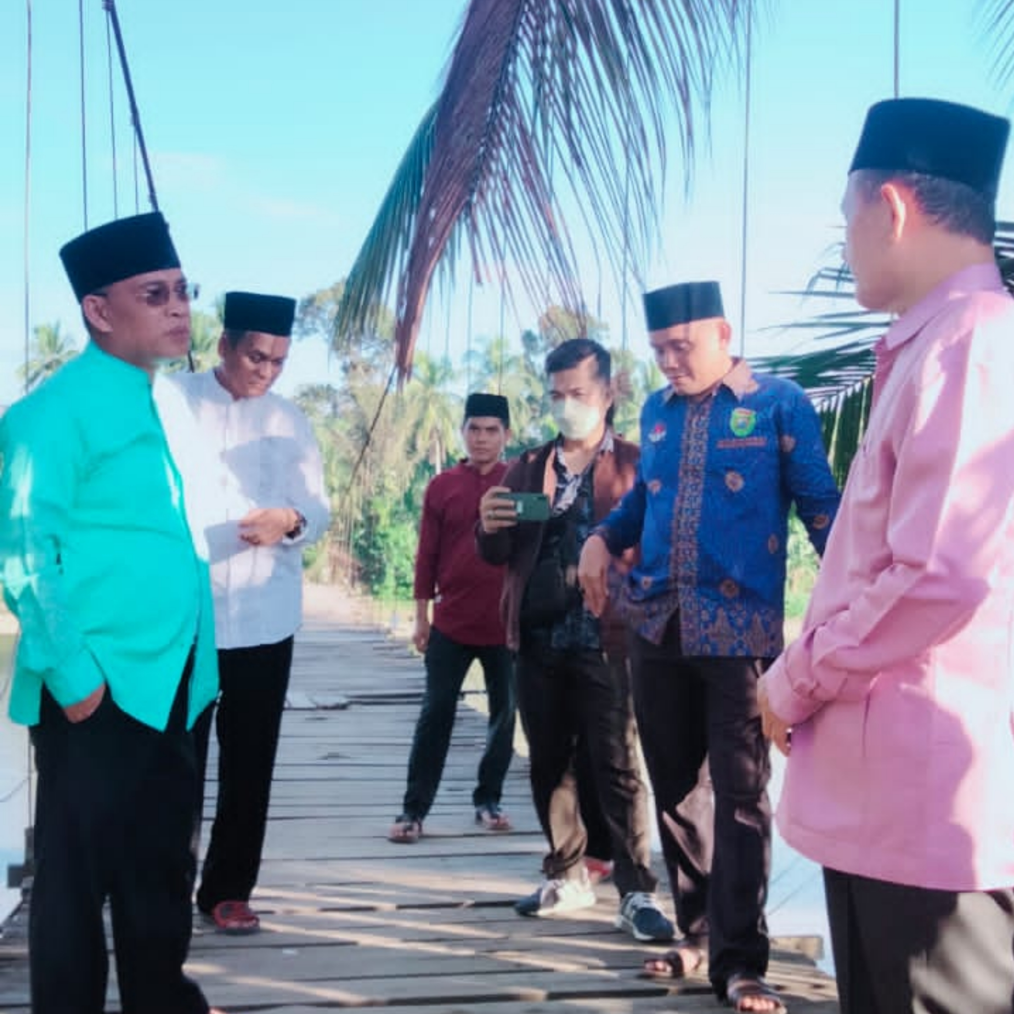 Bupati Muratara Devi Suhartoni saat meninjau kondisi jembatan gantung Desa Sungai Baung. (Poto/Ist)