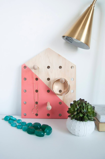 House shaped pegboard jewelry organizer with dip dye paint technique by Jen Gallacher for www.jengallacher.com #jengallacher #dipdye #pegboard #jillibeansoup #hamptonart