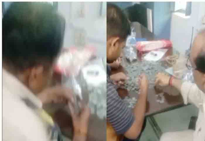 News, National, National-News, Video, Bhopal, Madhya Pradesh, Gwalior, Kotwali Police Station, Alimony, Video, Madhya Pradesh: Gwalior Man Pays ₹29,600 Alimony In Coins, Video Goes Viral.