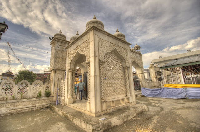 Hazaratbal Dargah in Kashmir