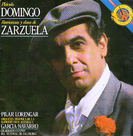 Portada del disco de vinilo de Plácido Domingo Romanzas y duos de Zarzuela en el que aparece ataviado de chulapo madrileño con clavel rojo en el ojal