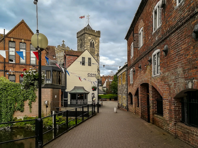 Photo of the walkway to St Thomas' Church in Salisbury