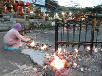 api tak kunjung padam pamekasan; api tak kunjung padam; api tak kunjung padam 2 kabupaten pamekasan jawa timur; api tak kunjung padam bojonegoro; fenomena api tak kunjung padam; tiket masuk api tak kunjung padam; wisata pamekasan; wisata madura; api yang tak pernah padam; bukit cinta pamekasan; cerita rakyat pamekasan; api tak kunjung padam di pamekasan; api tak kunjung padam sumenep