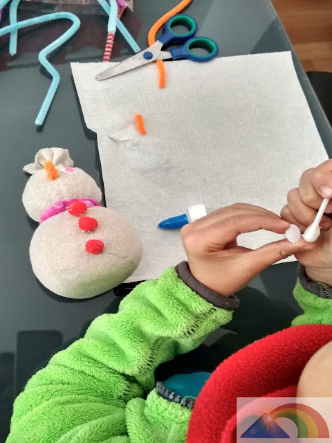 Muñeco de nieve hecho con un calcetín relleno de arroz