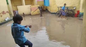 विद्यालय में जलजमाव, दुर्गंध में बैठकर पढ़ने को मजबूर बच्चे ..