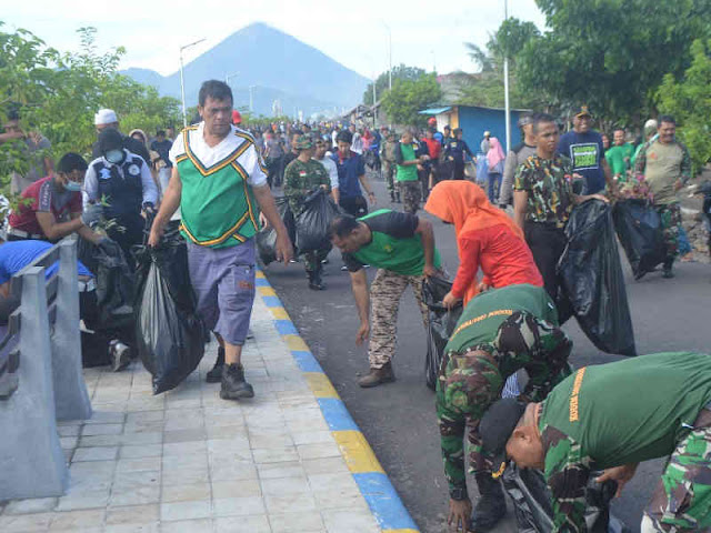 Korem Babullah Bersihkan Pantai di Kota Ternate