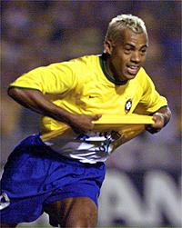 Paraíba comemora seu gol contra o Paraguai em 2001