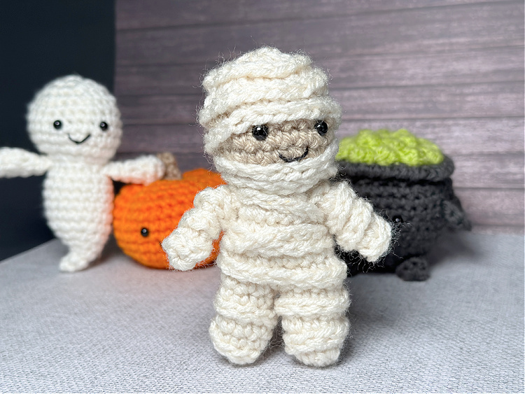 5 Little Monsters: Mini Mummy- Fall Mini Amigurumi Crochet Along Day 4