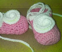 http://crocheteandoconimaginacion.blogspot.com.es/2014/02/zapatitos-crochet-para-beba-de-3-6-meses.html