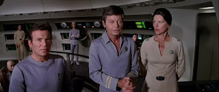 ¿Por qué Spock es tan sumamente estúpido con McCoy cuando va a recibirlo al puente? ¡Es lógico que se alegren de verlo! Me lo deja tó-tirao  - Star Trek La Película