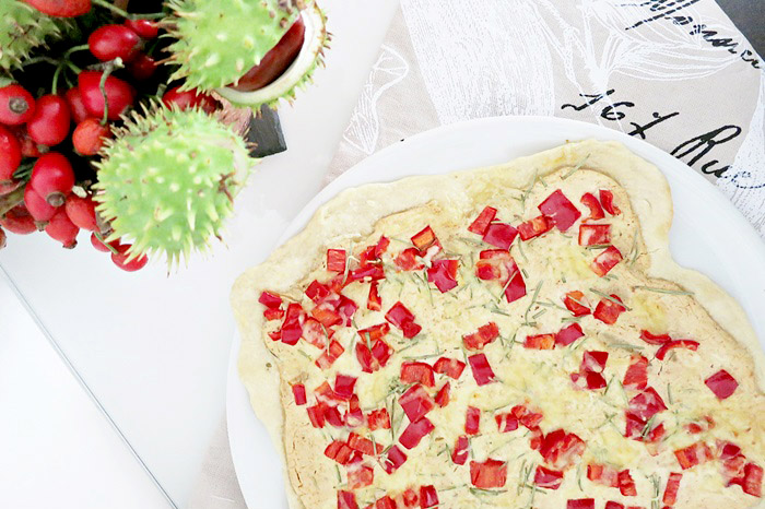 Flammkuchen mit Ziegenfrischkäse und Paprika