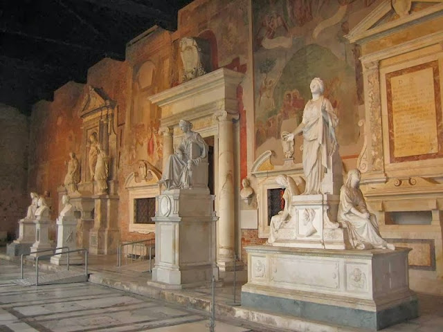 Interior de El Camposanto en Pisa, Italia