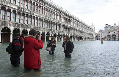 Venice is Swimming By: www.CuteeGroup.TK