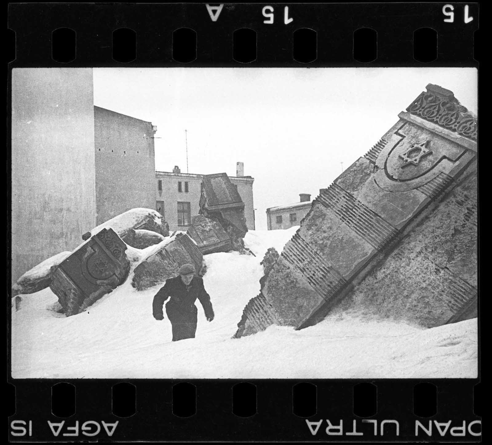 A man walking in winter in the ruins of the synagogue on Wolborska street (destroyed by Germans in 1939). 1940.