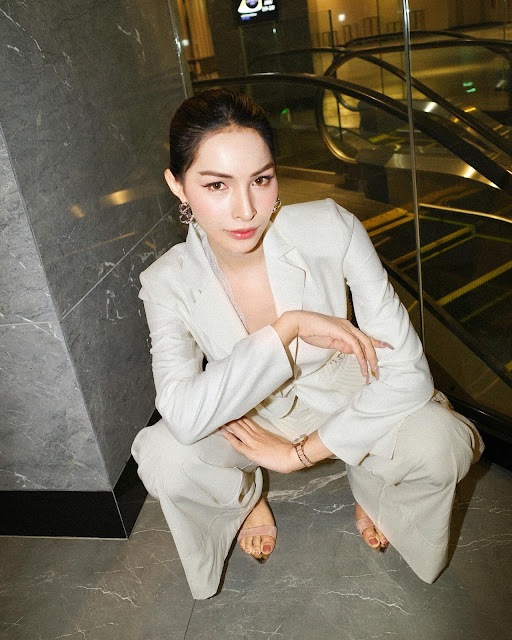 Prang Pharisa Naruewatpakorn – Most Beautiful Thailand Trans Women Stylish Long Sleeve Blouse Wide Leg Pants Suit