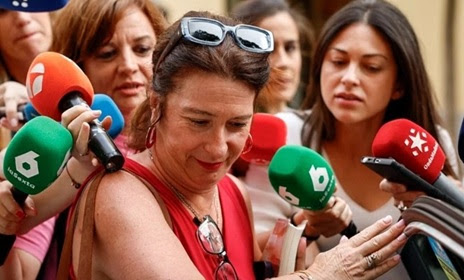 UN TURISTA DESTRUEIX UNA OBRA D'ART 