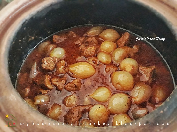 Arpacık soğanlı Yahnisi / Turkish Pearl Onion Meat Stew. One pot recipe with video. | Çitra's Home Diary. #yakhni #yahnisi #pearlonion #turkishfoodrecipe #resepmasakanturkiseharihari #turkishcuisine #onepotdish #meatyakhni