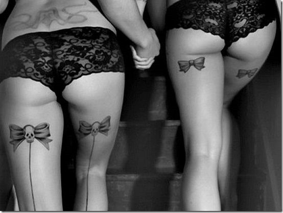 sexy_bow_crne_en_vertu_de_tatouage_sur_la_fesse