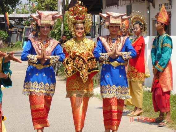 Pakaian Adat Sumatera Barat Bundo Kanduang