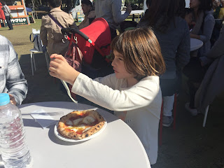 Paula degustando su pizza