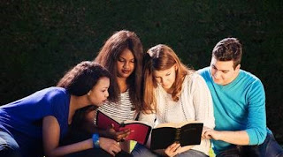 Evangelismo de amistad. Personas leyendo y estudiando la Biblia
