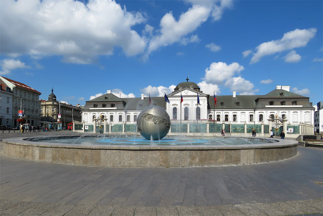 Zem - planéta mieru, Grasalkovičov palác, Grassalkovich Palace, Hodžovo námestie, Staré Mesto, Old Town, Bratislava