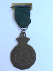 Envés de la Medalla de D. José Pino Rivera conmemorativa del Centenario de la Guardería Forestal (1977).