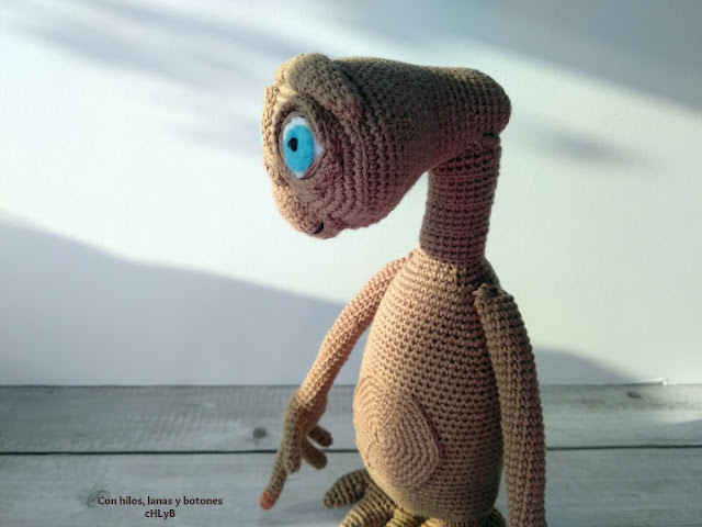 Con hilos, lanas y botones: E.T. El Extraterrestre amigurumi (patrón de Freakrochet)