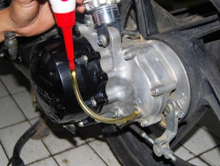 Kapan Ganti Oli Transmisi Atau Gardan Motor Metic Yang Benar?