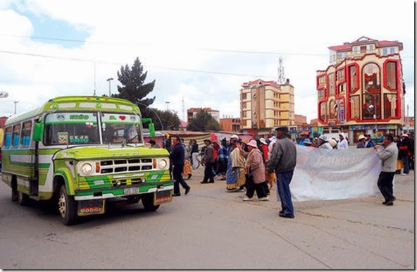 El Alto: Vecinos y afiliados del sindicato Arco Iris protagonizan enfrentamientos que dejan 15 vehículos dañados