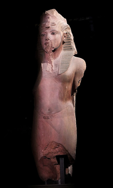 Imagen: La estatua (segunda) del Museo Egipcio de El Cairo durante su exposición en 2019 en París.