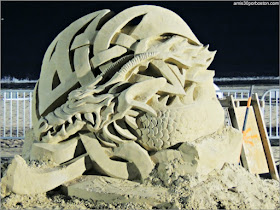 Esculturas de Arena de Revere Beach: The Sand with the Dragon Tatto de Steve Topazio