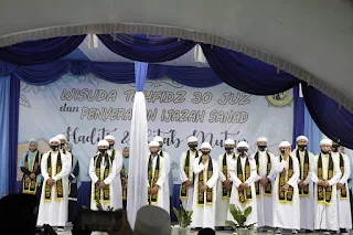Wisuda Tahfidz 30 Juz dan Penyerahan Sanad Hadits Santri Pondok Pesantren RTQ
