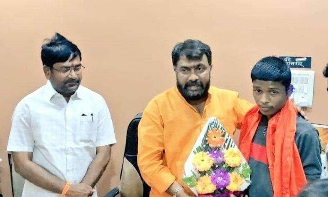 किनवट येथील छत्रपती शिवाजी महाराज चौकात आपल्या आई वडिलांसोबत फुटाने विकणारा रामप्रसाद