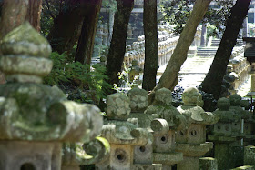 pierres tombales et lanternes japonaise en pierre