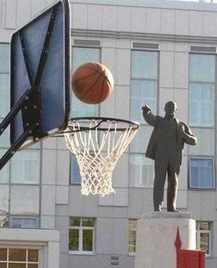 patung pun lihai bermain bola basket