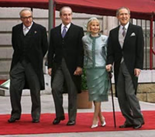 Antonio Gala junto a otros asistentes al enlace.