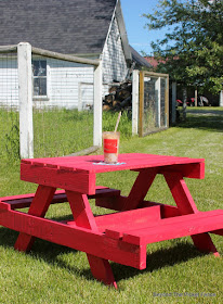 pallet picnic table, childrens table, pallet wood, reclaimed wood, salvaged,http://bec4-beyondthepicketfence.blogspot.com/2016/06/petite-pallet-picnic-table.html 