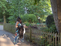 6-Dando de comer a las ardillas en Holland Park