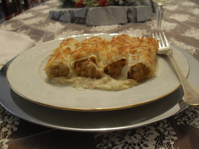 Plato de canelones de rustido con bechamel.