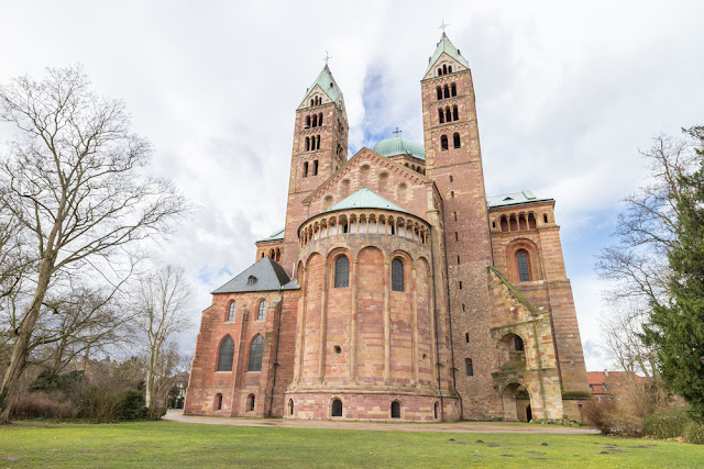 foto da Catedral de Speyer Alemanha em tijolo aparente, duas torres e uma abside  