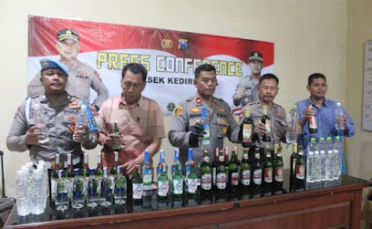 Polres Kediri Kota Grebek Rumah Produsen Miras Ilegal, Ribuan Botol Miras Dalam Mobil Box Siap Edar Disita