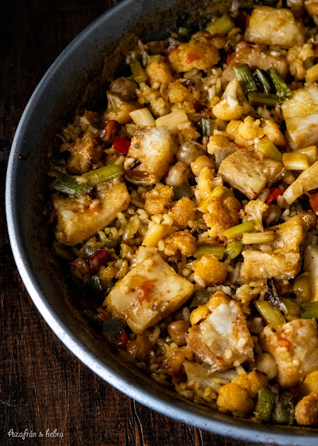 Arroz con bacalao, coliflor y ajos tiernos